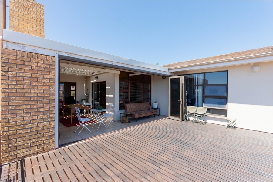 6 Bedroom Property for Sale in Middedorp Western Cape